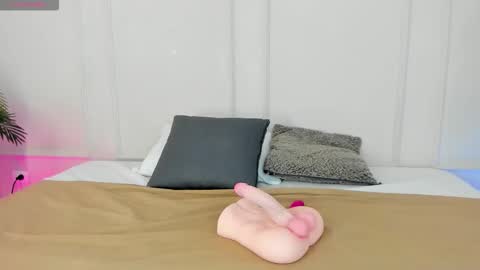 Snapshot of mariapettit chatting on 11.26.25 Maria Pettit online show from 11.26.25