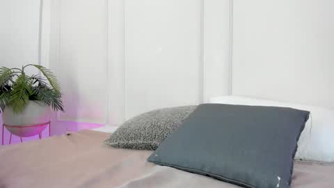 Snapshot of mariapettit chatting on 11.29.25 Maria Pettit online show from 11.29.25