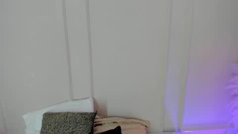 Snapshot of mariapettit chatting on 12.19.25 Maria Pettit online show from 12.19.25