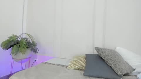 Snapshot of mariapettit chatting on 12.23.25 Maria Pettit online show from 12.23.25