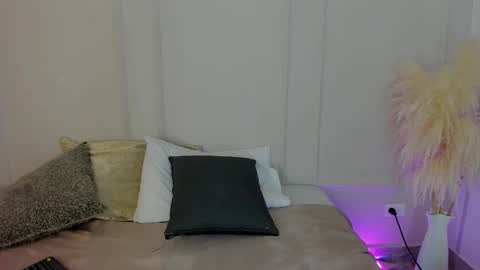 Snapshot of mariapettit chatting on 01.15.26 Maria Pettit online show from 01.15.26