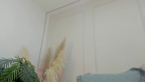 Snapshot of mariapettit chatting on 06.17.26 Maria Pettit online show from 06.17.26