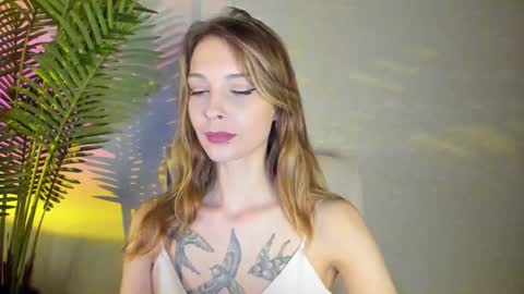 Snapshot of maribett chatting on 12.22.25 Masha online show from 12.22.25