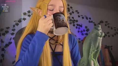 Snapshot of mariel_a_gold chatting on 10.07.25 Mariel Gold online show from 10.07.25