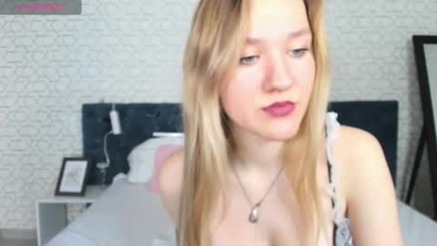 Snapshot of mariel_brown chatting on 12.20.24 mariel_brown online show from 12.20.24