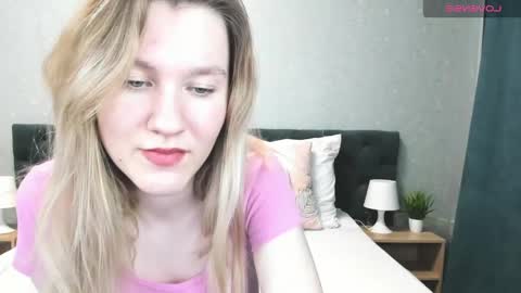 Snapshot of mariel_brown chatting on 01.24.25 mariel_brown online show from 01.24.25