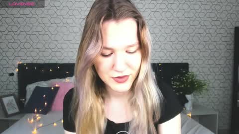 Snapshot of mariel_brown chatting on 02.08.25 mariel_brown online show from 02.08.25