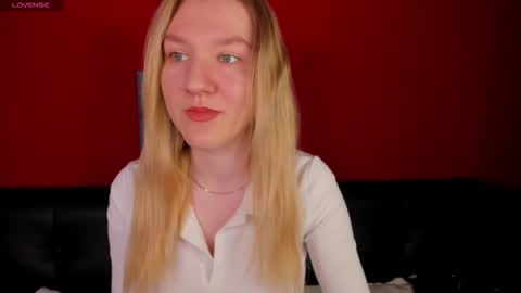 Snapshot of mariel_brown chatting on 09.17.25 mariel_brown online show from 09.17.25
