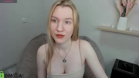 Snapshot of mariel_brown chatting on 10.08.25 mariel_brown online show from 10.08.25