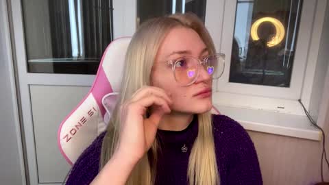 Snapshot of mariellesockwell chatting on 02.27.26 Hey Im Ash I think together we can hit first 10 thumbs up online show from 02.27.26