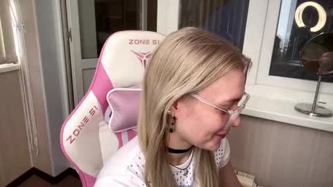 Snapshot of mariellesockwell chatting on 02.28.26 Hey Im Ash I think together we can hit first 10 thumbs up online show from 02.28.26