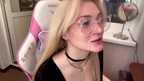 Snapshot of mariellesockwell chatting on 03.01.26 Hey Im Ash I think together we can hit first 10 thumbs up online show from 03.01.26