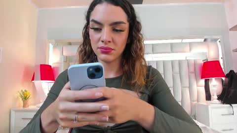 Snapshot of mariiahneedles chatting on 10.28.25 mariiahneedles online show from 10.28.25