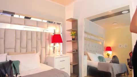 Snapshot of mariiahneedles chatting on 11.18.25 mariiahneedles online show from 11.18.25