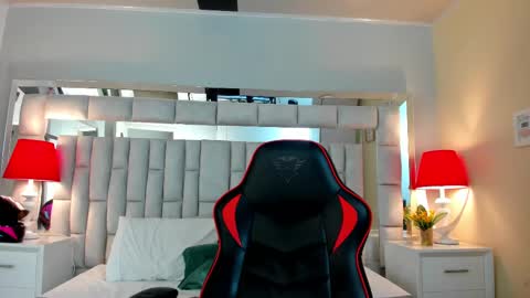 Snapshot of mariiahneedles chatting on 11.21.25 mariiahneedles online show from 11.21.25