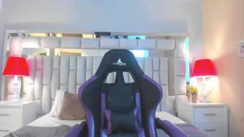 Snapshot of mariiahneedles chatting on 11.26.25 mariiahneedles online show from 11.26.25