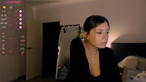 Snapshot of mariique chatting on 12.17.24 Mari online show from 12.17.24