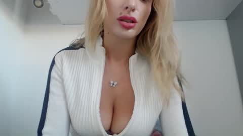 Snapshot of marilyndevilish chatting on 11.22.25 MarilynDevilish online show from 11.22.25