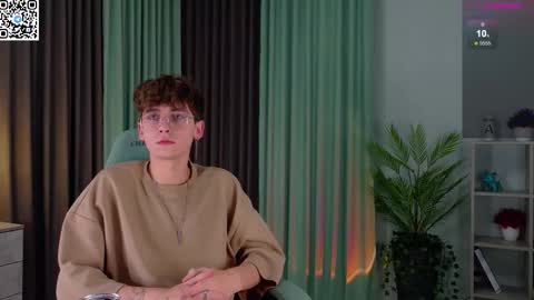 Snapshot of mark_safr chatting on 10.04.25 Mark online show from 10.04.25