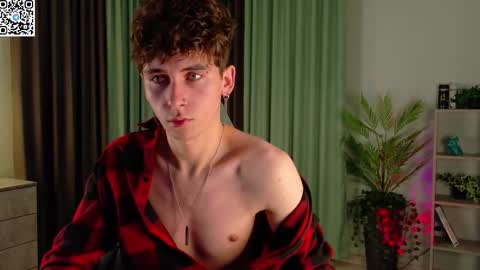 Snapshot of mark_safr chatting on 10.07.25 Mark online show from 10.07.25