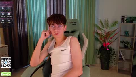 Snapshot of mark_safr chatting on 10.11.25 Mark online show from 10.11.25