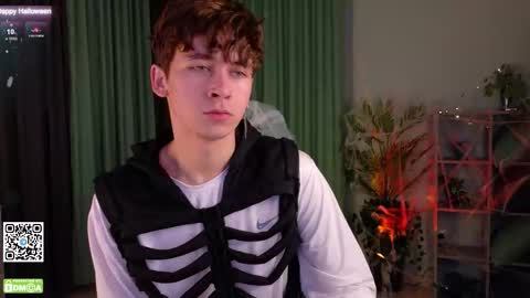 Snapshot of mark_safr chatting on 10.31.25 Mark online show from 10.31.25