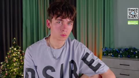 Snapshot of mark_safr chatting on 12.14.25 Mark online show from 12.14.25