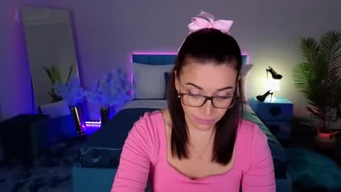 Snapshot of marladewis chatting on 12.21.25 MarlaDewis online show from 12.21.25