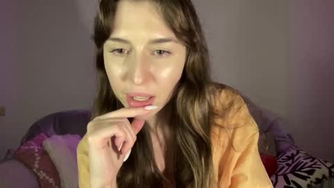 Snapshot of maroonaaa chatting on 11.03.25 Mary online show from 11.03.25