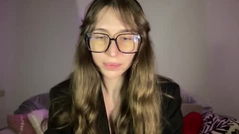 Snapshot of maroonaaa chatting on 11.11.25 Mary online show from 11.11.25