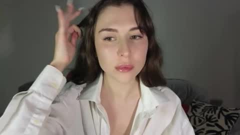 Snapshot of maroonaaa chatting on 11.26.25 Mary online show from 11.26.25