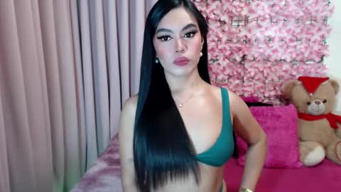 Snapshot of martha_fox chatting on 12.24.24 DONT FORGET TO FOLLOW ME AND GIVE ME A THUMBS UP GUYS- martha online show from 12.24.24