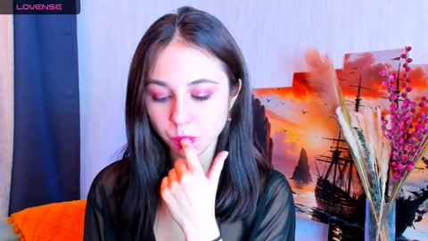 Snapshot of mary_marlow chatting on 10.11.25 Mary online show from 10.11.25