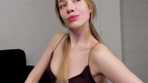 Snapshot of mary_shiota chatting on 12.16.25 HelIo Everyone Im MaryWelcome to my room and lets have a good time together with me online show from 12.16.25