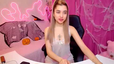 Snapshot of maryam_xs chatting on 10.27.25 maryam online show from 10.27.25