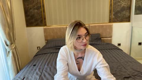 Snapshot of maryharriss chatting on 12.18.25 maryharriss online show from 12.18.25