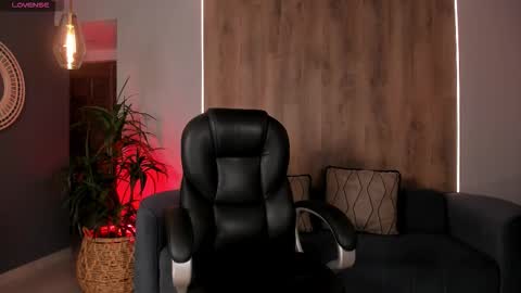 Snapshot of marylewis_ chatting on 11.11.25 Mary online show from 11.11.25