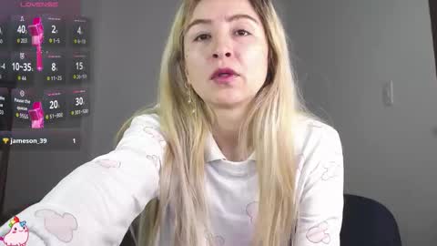 Snapshot of marylyrose chatting on 10.15.25 maryly rose online show from 10.15.25