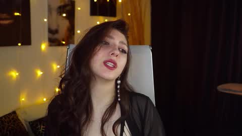 Snapshot of marymillerr chatting on 11.26.25 Mary Miller online show from 11.26.25