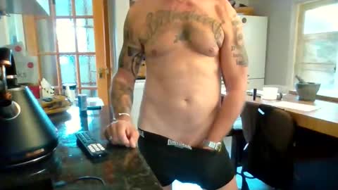 Snapshot of masked_masturbation_couple chatting on 09.24.25 Masked Masturbation Couple online show from 09.24.25