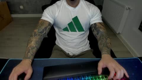 Snapshot of masterkingmuscle chatting on 12.17.24 masterkingmuscle online show from 12.17.24