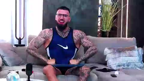 Snapshot of masterkingofmuscle chatting on 03.10.25 masterkingofmuscle online show from 03.10.25