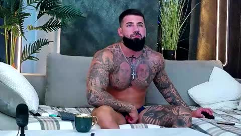 Snapshot of masterkingofmuscle chatting on 09.17.25 masterkingofmuscle online show from 09.17.25