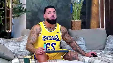 Snapshot of masterkingofmuscle chatting on 11.08.25 masterkingofmuscle online show from 11.08.25