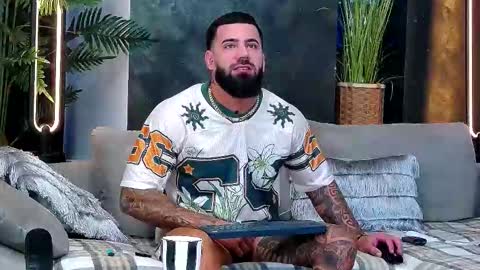 Snapshot of masterkingofmuscle chatting on 11.11.25 masterkingofmuscle online show from 11.11.25