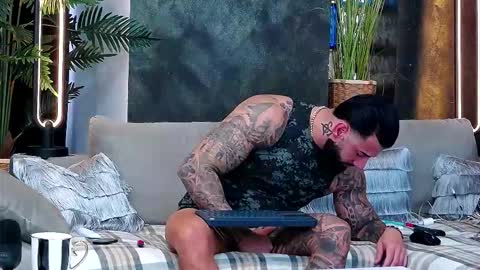 Snapshot of masterkingofmuscle chatting on 11.18.25 masterkingofmuscle online show from 11.18.25