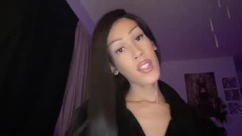 MOLLY MILLS online show from 11.23.25