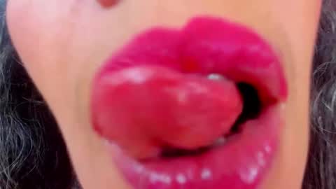 Snapshot of mature_tenderxx chatting on 10.28.25 Sexy Hot Mature Sophy online show from 10.28.25