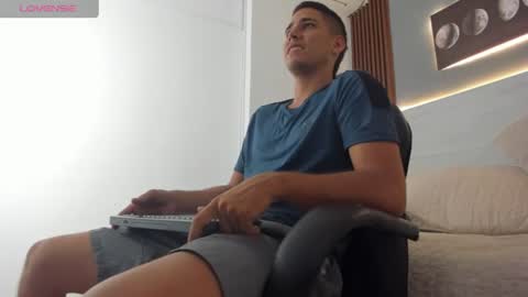 Snapshot of mauro_boy chatting on 06.11.26 mauro_boy online show from 06.11.26