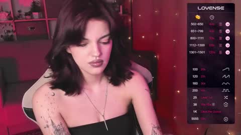 Snapshot of mavis_crystal chatting on 03.12.25 Mavis online show from 03.12.25
